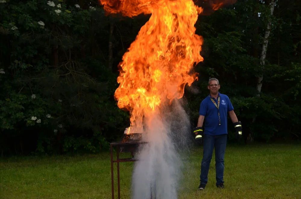 Axel Hahn demonstriert die Brandentwicklung bei einer praktischen Brandschutzschulung