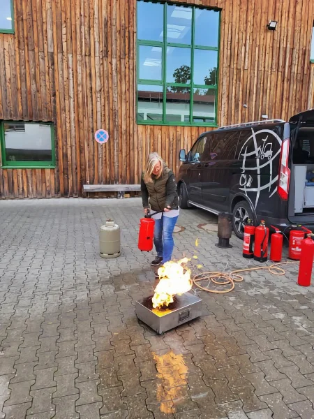 Praktische Löschübung im Rahmen der Brandschutzhelfer-Ausbildung