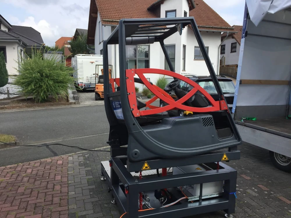 Gabelstapler-Kippsimulator mit Fahrersitz, Rückhaltesystem und Neigeplattform
