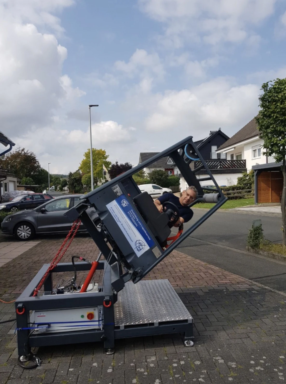 Ein Teilnehmer erlebt die seitliche Neigung im Gabelstapler-Kippsimulator